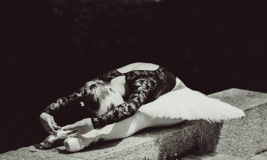 Yeşil manzarada dans eden beyaz etekli genç bir kadın. Güzel balerin klasik bale pozları veriyor. Kadın şefkati ve uyum içinde yaşam kavramı. Balerin Projesi