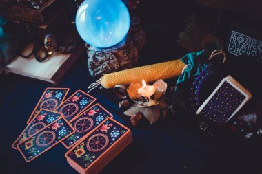 Tarot kartları, mumlar, cadı sihirli nesneler. Cadılık, esrarengiz, kehanet ve esrarengiz geçmiş mistik ritüeller için klasik büyülü şeyler.