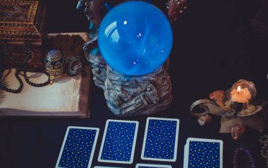 Tarot kartları, mumlar, cadı sihirli nesneler. Cadılık, esrarengiz, kehanet ve esrarengiz geçmiş mistik ritüeller için klasik büyülü şeyler.