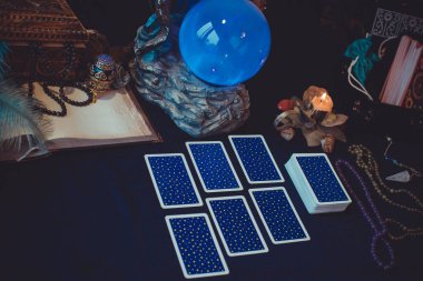 Tarot kartları, mumlar, cadı sihirli nesneler. Cadılık, esrarengiz, kehanet ve esrarengiz geçmiş mistik ritüeller için klasik büyülü şeyler.