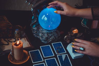 Tarot kartları, mumlar, cadı sihirli nesneler. Cadılık, esrarengiz, kehanet ve esrarengiz geçmiş mistik ritüeller için klasik büyülü şeyler.