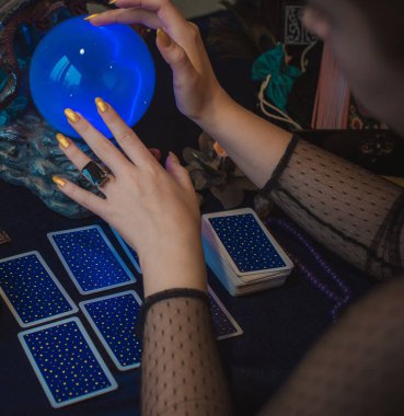 Tarot kartları, mumlar, cadı sihirli nesneler. Cadılık, esrarengiz, kehanet ve esrarengiz geçmiş mistik ritüeller için klasik büyülü şeyler.