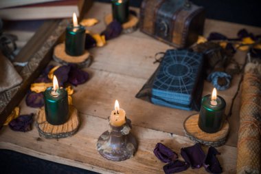 Tarot kartları, mumlar, cadı sihirli nesneler. Cadılık, esrarengiz, kehanet ve esrarengiz geçmiş mistik ritüeller için klasik büyülü şeyler.