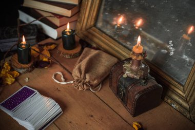 Tarot kartları, mumlar, cadı sihirli nesneler. Cadılık, esrarengiz, kehanet ve esrarengiz geçmiş mistik ritüeller için klasik büyülü şeyler.
