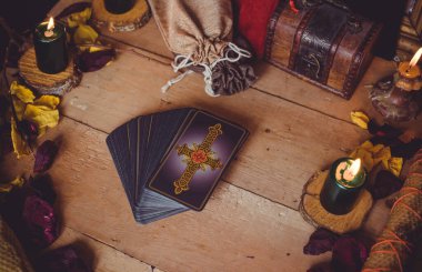 Tarot kartları, mumlar, cadı sihirli nesneler. Cadılık, esrarengiz, kehanet ve esrarengiz geçmiş mistik ritüeller için klasik büyülü şeyler.