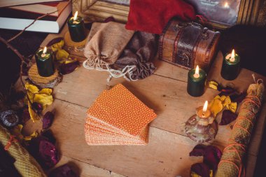 Tarot kartları, mumlar, cadı sihirli nesneler. Cadılık, esrarengiz, kehanet ve esrarengiz geçmiş mistik ritüeller için klasik büyülü şeyler.