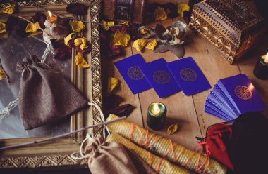Tarot kartları, mumlar, cadı sihirli nesneler. Cadılık, esrarengiz, kehanet ve esrarengiz geçmiş mistik ritüeller için klasik büyülü şeyler.