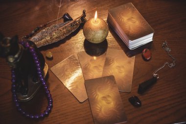 Tarot kartları, mumlar, cadı sihirli nesneler. Cadılık, esrarengiz, kehanet ve esrarengiz geçmiş mistik ritüeller için klasik büyülü şeyler.