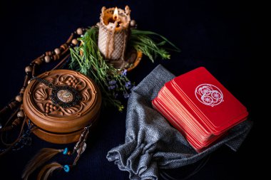 Tarot kartları, mumlar, cadı sihirli nesneler. Cadılık, esrarengiz, kehanet ve esrarengiz geçmiş mistik ritüeller için klasik büyülü şeyler.