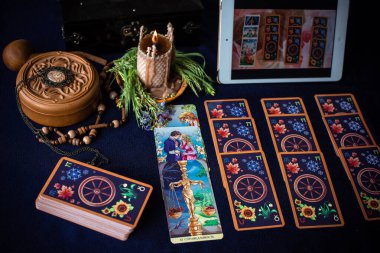 Tarot kartları, mumlar, cadı sihirli nesneler. Cadılık, esrarengiz, kehanet ve esrarengiz geçmiş mistik ritüeller için klasik büyülü şeyler.