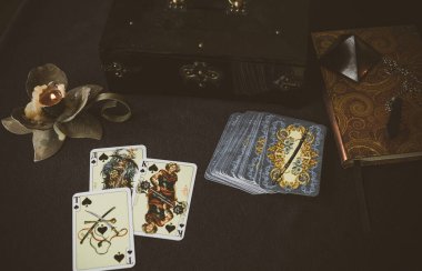 Tarot kartları, mumlar, cadı sihirli nesneler. Cadılık, esrarengiz, kehanet ve esrarengiz geçmiş mistik ritüeller için klasik büyülü şeyler.