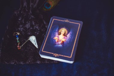 Tarot kartları, mumlar, cadı sihirli nesneler. Cadılık, esrarengiz, kehanet ve esrarengiz geçmiş mistik ritüeller için klasik büyülü şeyler.