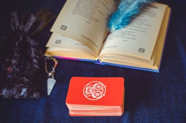 Tarot kartları, mumlar, cadı sihirli nesneler. Cadılık, esrarengiz, kehanet ve esrarengiz geçmiş mistik ritüeller için klasik büyülü şeyler.