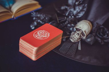 Tarot kartları, mumlar, cadı sihirli nesneler. Cadılık, esrarengiz, kehanet ve esrarengiz geçmiş mistik ritüeller için klasik büyülü şeyler.