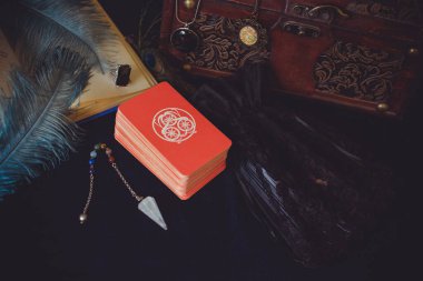 Tarot kartları, mumlar, cadı sihirli nesneler. Cadılık, esrarengiz, kehanet ve esrarengiz geçmiş mistik ritüeller için klasik büyülü şeyler.