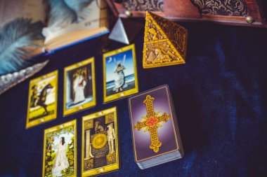 Tarot kartları, mumlar, cadı sihirli nesneler. Cadılık, esrarengiz, kehanet ve esrarengiz geçmiş mistik ritüeller için klasik büyülü şeyler.