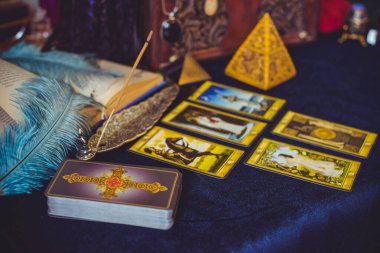 Tarot kartları, mumlar, cadı sihirli nesneler. Cadılık, esrarengiz, kehanet ve esrarengiz geçmiş mistik ritüeller için klasik büyülü şeyler.