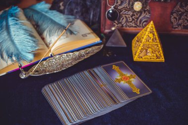 Tarot kartları, mumlar, cadı sihirli nesneler. Cadılık, esrarengiz, kehanet ve esrarengiz geçmiş mistik ritüeller için klasik büyülü şeyler.