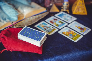 Tarot kartları, mumlar, cadı sihirli nesneler. Cadılık, esrarengiz, kehanet ve esrarengiz geçmiş mistik ritüeller için klasik büyülü şeyler.