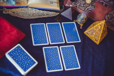Tarot kartları, mumlar, cadı sihirli nesneler. Cadılık, esrarengiz, kehanet ve esrarengiz geçmiş mistik ritüeller için klasik büyülü şeyler.