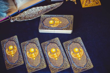 Tarot kartları, mumlar, cadı sihirli nesneler. Cadılık, esrarengiz, kehanet ve esrarengiz geçmiş mistik ritüeller için klasik büyülü şeyler.