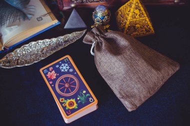 Tarot kartları, mumlar, cadı sihirli nesneler. Cadılık, esrarengiz, kehanet ve esrarengiz geçmiş mistik ritüeller için klasik büyülü şeyler.