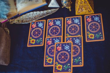 Tarot kartları, mumlar, cadı sihirli nesneler. Cadılık, esrarengiz, kehanet ve esrarengiz geçmiş mistik ritüeller için klasik büyülü şeyler.