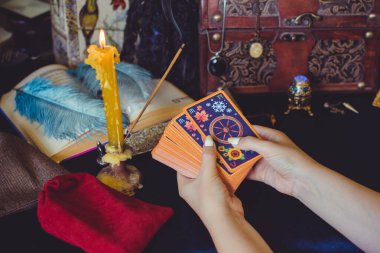 Tarot kartları, mumlar, cadı sihirli nesneler. Cadılık, esrarengiz, kehanet ve esrarengiz geçmiş mistik ritüeller için klasik büyülü şeyler.