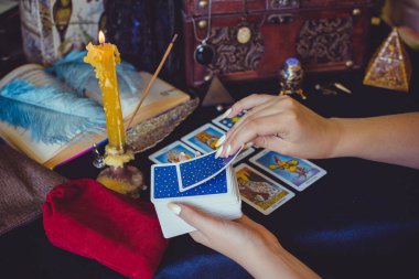 Tarot kartları, mumlar, cadı sihirli nesneler. Cadılık, esrarengiz, kehanet ve esrarengiz geçmiş mistik ritüeller için klasik büyülü şeyler.