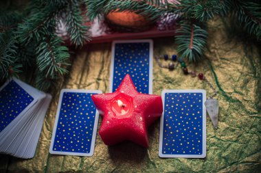 Tarot kartları, mumlar, cadı sihirli nesneler. Cadılık, esrarengiz, kehanet ve esrarengiz geçmiş mistik ritüeller için klasik büyülü şeyler.