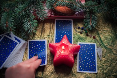 Tarot kartları, mumlar, cadı sihirli nesneler. Cadılık, esrarengiz, kehanet ve esrarengiz geçmiş mistik ritüeller için klasik büyülü şeyler.