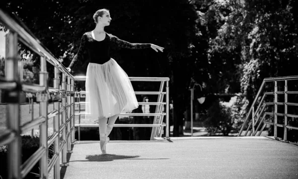 Jovem Tutu Branco Dançando Paisagem Verde Bela Bailarina Mostrando Poses — Fotografia de Stock