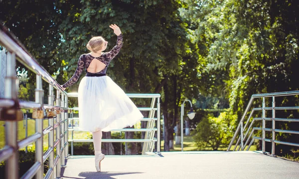 Mujer Joven Tutú Blanco Bailando Paisaje Verde Hermosa Bailarina Mostrando — Foto de Stock