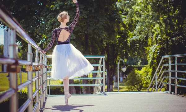 Giovane Donna Tutù Bianco Che Balla Nel Verde Bella Ballerina — Foto Stock