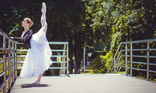 Giovane Donna Tutù Bianco Che Balla Nel Verde Bella Ballerina — Foto Stock