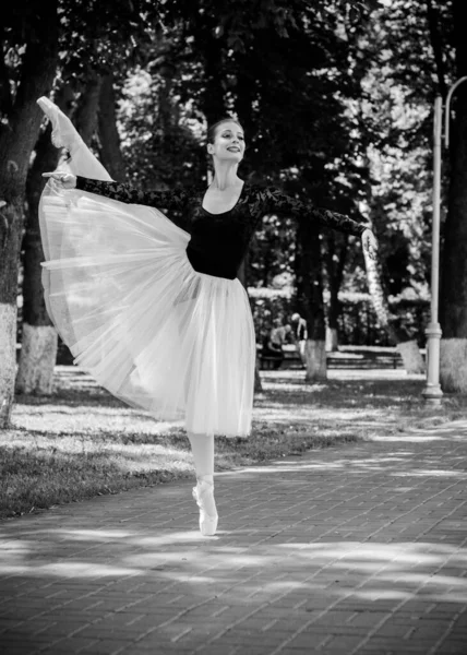 Mladá Žena Bílém Tutu Tančí Zelené Krajině Krásná Baletka Ukazující — Stock fotografie