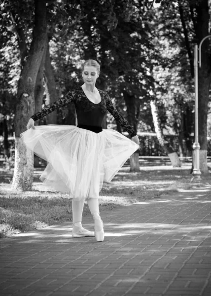 Молода Жінка Білому Туту Танцює Зеленому Пейзажі Прекрасна Балерина Показує — стокове фото
