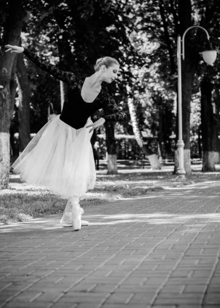 Jovem Tutu Branco Dançando Paisagem Verde Bela Bailarina Mostrando Poses — Fotografia de Stock