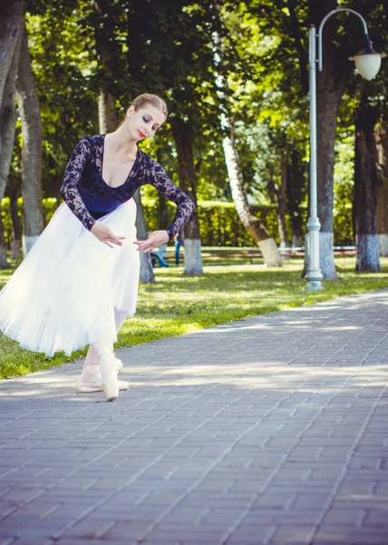 Mujer Joven Tutú Blanco Bailando Paisaje Verde Hermosa Bailarina Mostrando — Foto de Stock