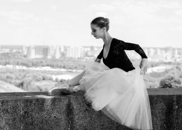 Mujer Joven Tutú Blanco Bailando Paisaje Verde Hermosa Bailarina Mostrando —  Fotos de Stock