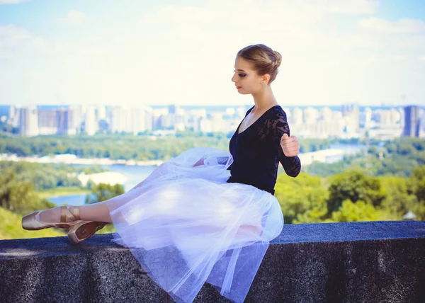 Jovem Tutu Branco Dançando Paisagem Verde Bela Bailarina Mostrando Poses — Fotografia de Stock