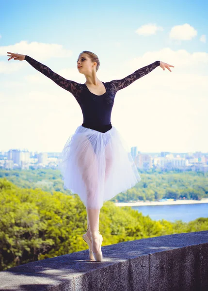 Giovane Donna Tutù Bianco Che Balla Nel Verde Bella Ballerina — Foto Stock