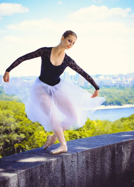 Mujer Joven Tutú Blanco Bailando Paisaje Verde Hermosa Bailarina Mostrando — Foto de Stock