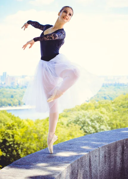 Eine Junge Frau Weißem Tutu Tanzt Der Grünen Landschaft Schöne — Stockfoto