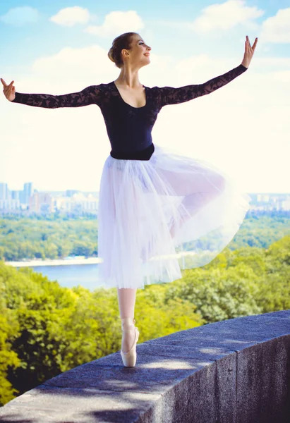 Mujer Joven Tutú Blanco Bailando Paisaje Verde Hermosa Bailarina Mostrando — Foto de Stock