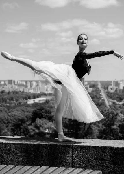 Mujer Joven Tutú Blanco Bailando Paisaje Verde Hermosa Bailarina Mostrando —  Fotos de Stock