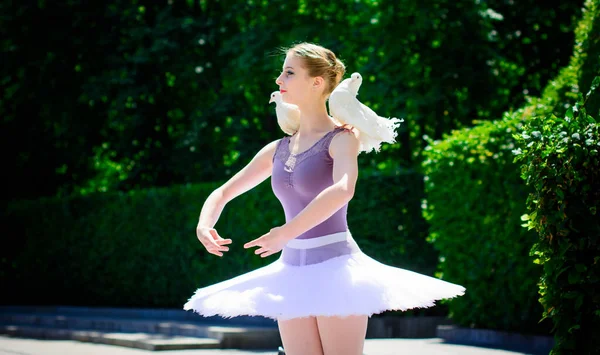 穿着白色晚礼服的年轻女子在绿色的风景中跳舞 秀丽的芭蕾舞演员向空中展示经典的芭蕾舞姿势 女性柔情与和谐生活的概念 Ballerina项目 — 图库照片