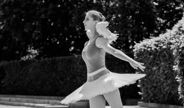 Jovem Tutu Branco Dançando Paisagem Verde Bela Bailarina Mostrando Poses — Fotografia de Stock