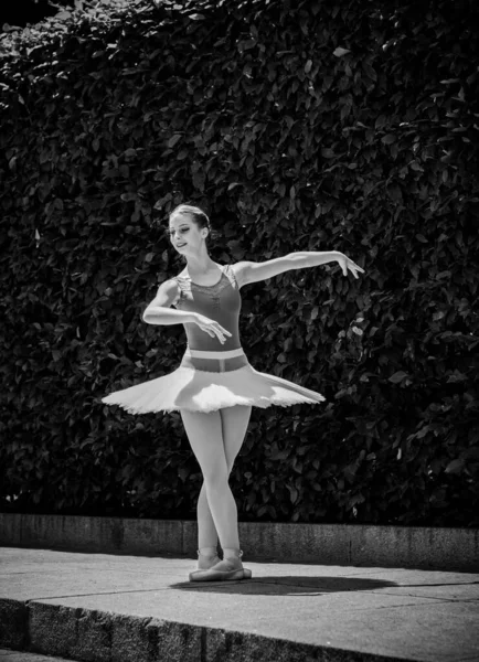 Jovem Tutu Branco Dançando Paisagem Verde Bela Bailarina Mostrando Poses — Fotografia de Stock