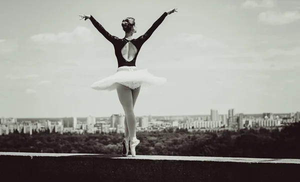 Mujer Joven Tutú Blanco Bailando Paisaje Verde Hermosa Bailarina Mostrando —  Fotos de Stock